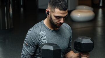 oefeningen met dumbbells rug