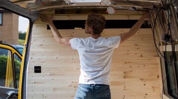 Koppel tovert busje om tot droomcamper en reizen de wereld rond