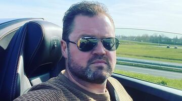 Volkszanger Frans Duijts koopt een nieuwe auto om jaloers van te worden