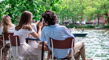 zonnige terrassen in Amsterdam