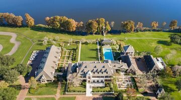 landgoed met racecircuit en luxe autoverzameling te koop (1)