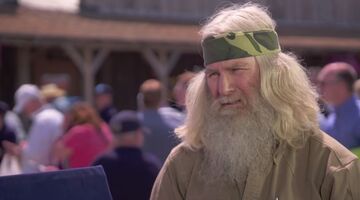 man laat oude Rolex taxeren (1)