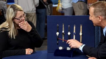 vrouw laat horloges taxeren luxe (1)