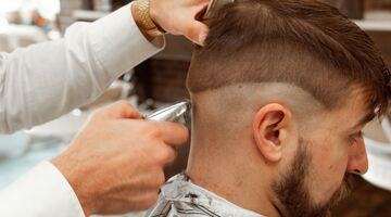 Haren slecht of te kort geknipt man