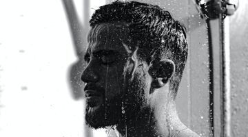 Douchen in avond of ochtend