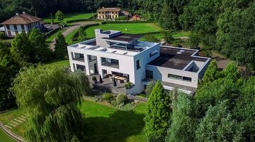 droomvilla staat op funda met zwembad, wijnkelder en pooltafel