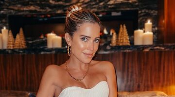 sylvie meis zet kerstboom op met wel een heel kort jurkje