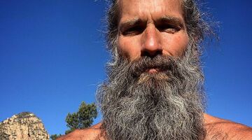 troy casey drinkt eigen urine sixpack fit gezondheid