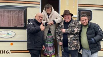 Peter Gillis geeft een caravan cadeau aan een dakloze mevrouw