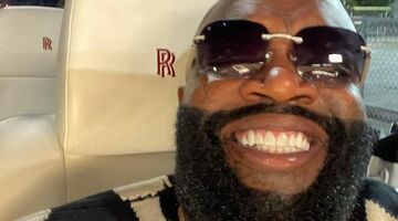 Rick Ross heeft een geschat vermogen van $55 miljoen maar maait nog altijd zijn eigen gras