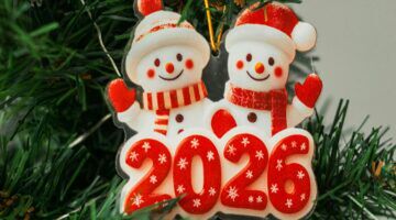 Twee sneeuwpoppen met de tekst 2026