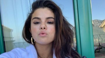 selena gomez plaatst foto met diepe decolate