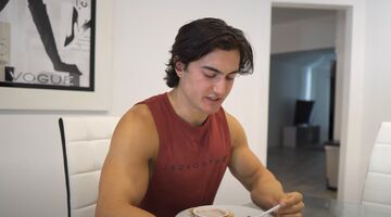 YouTuber Jesse James West probeert Chris Hemsworth dieet training