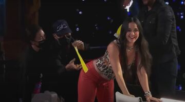 katy perry scheurt uit broek