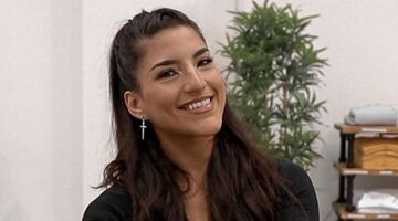 Dame eet meeste kipnuggets in één minuut en verbreekt wereldrecord