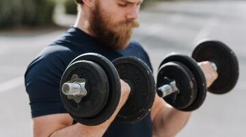 Kun je beter meer reps of sets doen om sneller af te vallen?