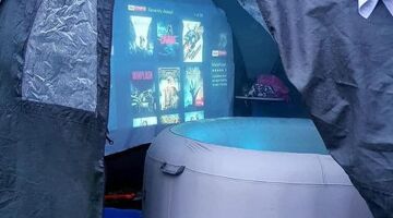 Man bouwt met een beamer, opblaasbare jacuzzi en een tent de beste bioscoop ooit