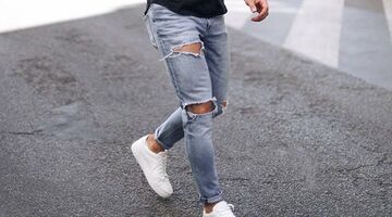 broeken-met-scheuren-uit-de-mode-2022