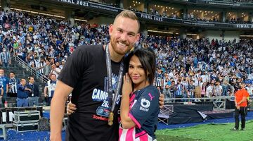 vrouw vincent janssen trouwen talia instagram