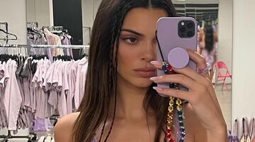 Kendall Jenner geniet volledig zonder kleding van het zonnetje