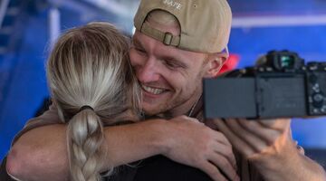 enzo knol koopt auto voor vriendin myron koops