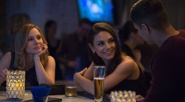 vrouw versieren in vriendinnengroep