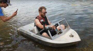 Man bouwt geniale micro jet boat en scheurt vol gas over het water