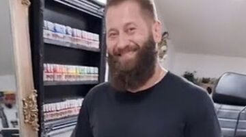 man laat nike tattoo zetten dunk schoenen voet