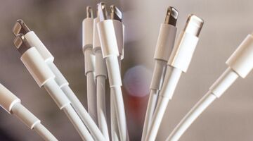 Zoveel kost het je als jij je iPhone-oplader in het stopcontact laat zitten