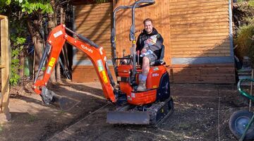 alex dodman bouwt zelf zwembad eigen tuin