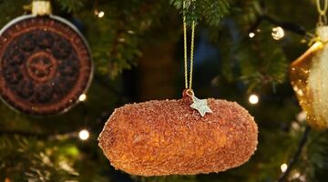 frikandel speciaal kerstbal grappig