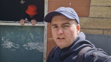 man vindt voorraad auto's verlaten plek