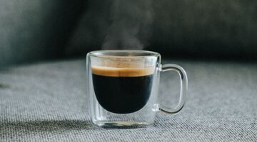 Waarom er in een espresso veel minder cafeïne zit dan in andere koffies