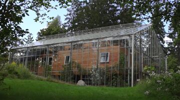 Zweeds stel bouwt een kas om hun huis