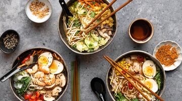 noodle avond met vrienden eten wat