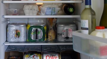 WAAROM NOOIT MELK IN KOELKASTDEUR BEWAREN