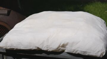 geel aangeslagen kussens wit krijgen lifehack