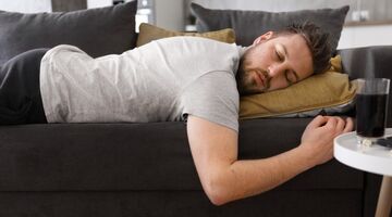 waarom moe na het eten after dinner dip