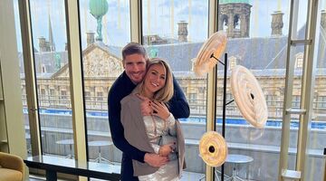 Rico Verhoeven haalt heerlijke grap uit en plakt telefoon vast aan vriendin Naomy van Beem