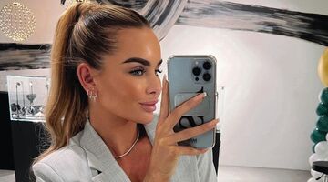 Sarah van Soelen kruipt in doorschijnend 'cadeau'-pakje onder de kerstboom