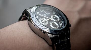 hoe tijd datum horloge verzetten