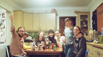 Vriendengroep noodgedwongen uit huis gezet