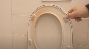 gele vlekken op wc bril