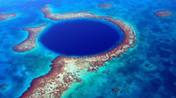 Duikers bereiken eindelijk de bodem van de Great Blue Hole en wat ze dan vinden...