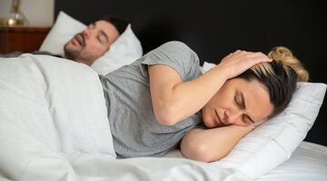 Last van een snurkende partner? Dit kunnen jullie er aan doen