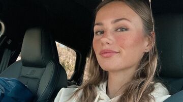 Puck Moonen geniet van haar vakantie tussen de pinguïns