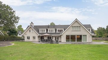 funda villa lelijk grijs