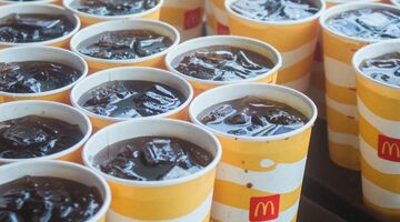 waarom smaakt coca cola bij mcdonald's anders