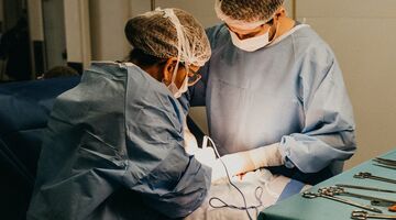 Dit is het gemiddelde salaris van een chirurg in Nederland