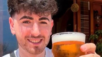 In plaats van een kratje koopt jongeman (22) van dat geld een ticket naar Ibiza én een biertje in de zon